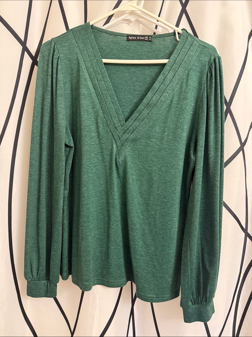 NWOT Green V-Neck Long Sleeve Women's Top - Medium